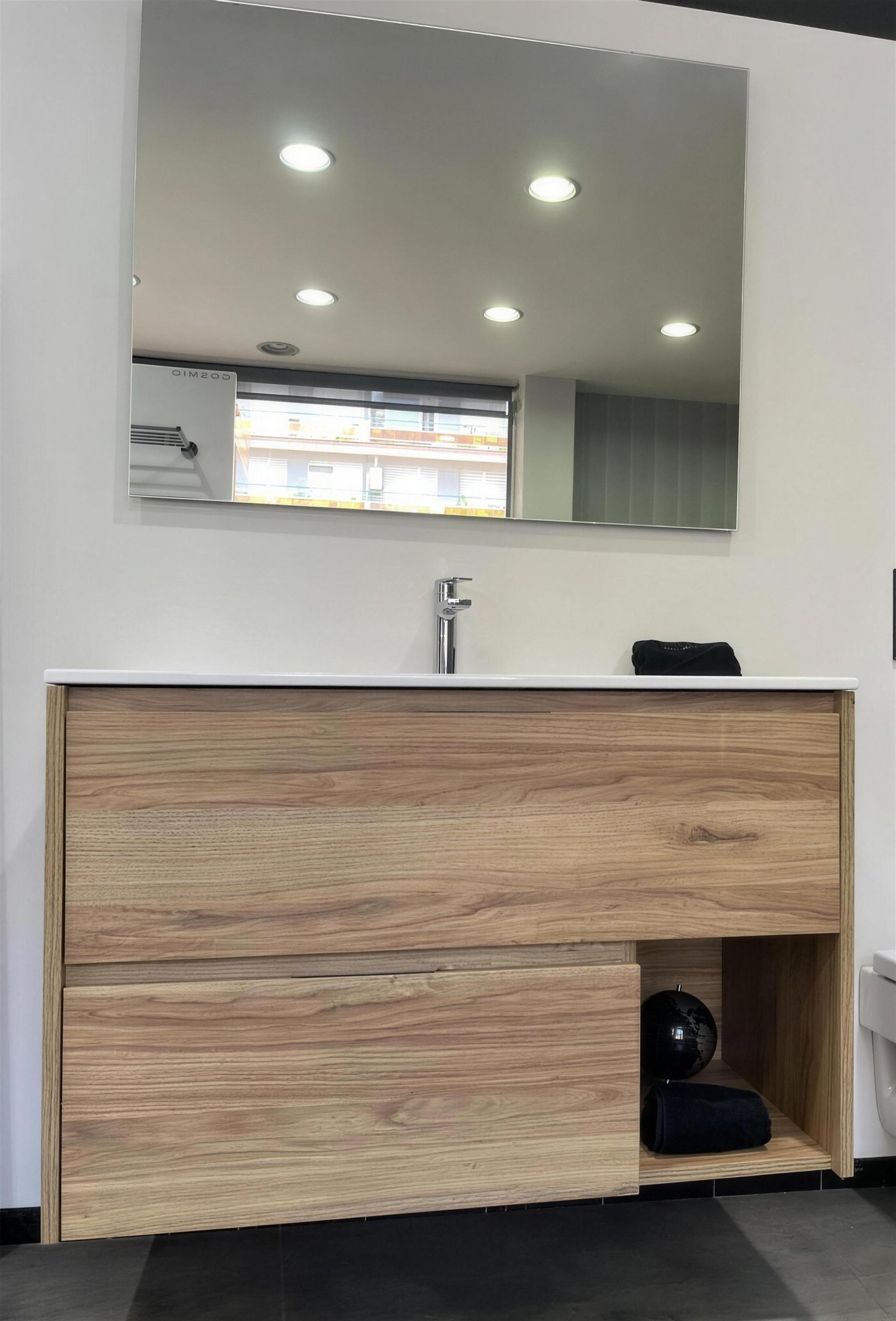 Baño reformado con mueble de madera