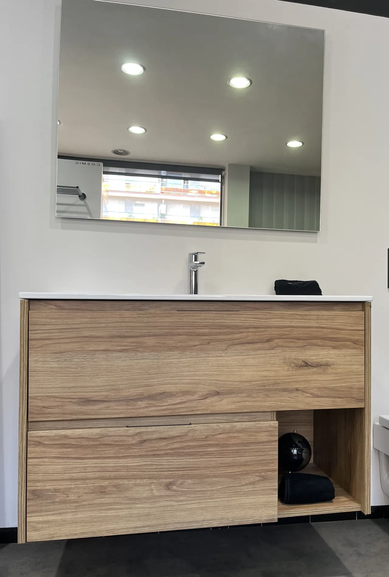 Baño reformado con mueble de madera
