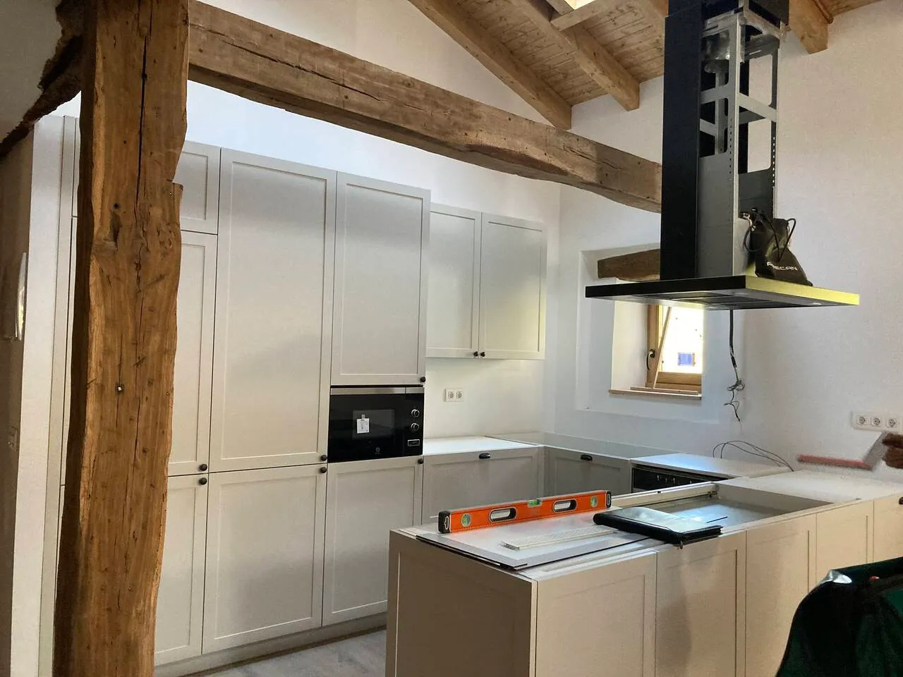 Cocina con vigas de madera vistas
