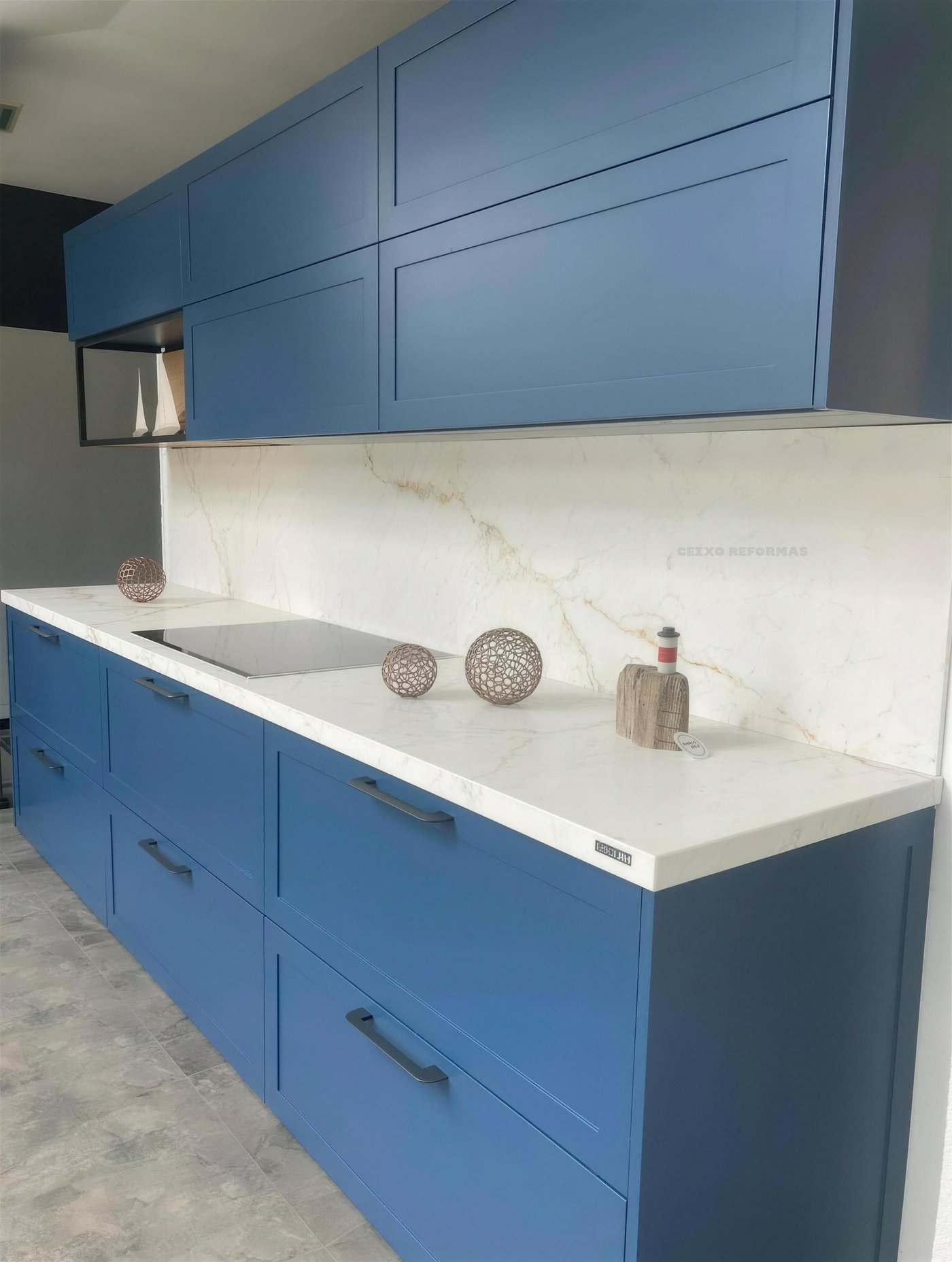 Cocina azul con encimera de mármol