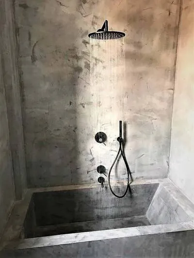 Bañera de obra con microcemento